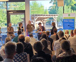 Präsidentin Sabine Riewenherm spricht zum Publikum