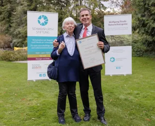 die Stifterin des Preises und der diesjährige Preisträger