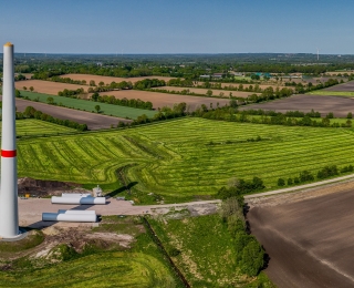 im Bau befindliche und fertig gestellte Windkraftanlagen auf Agrarflächen