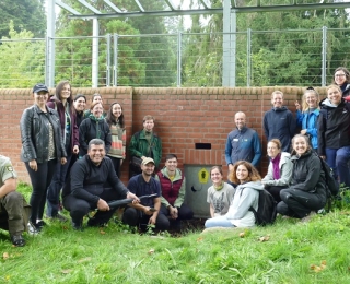 Teilnehmende des sechsten Programmdurchlaufs mit Mitarbeitenden des Biosphärenreservats Südost-Rügen