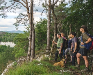 Eine Gruppe wandert in der Gipskarstlandschaft und genießt die Aussicht