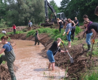 Junge Menschen engagieren sich für die Natur