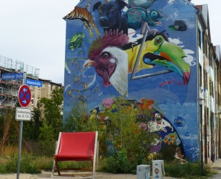 Eine bunte Hausfassade an einer Straßenecke.