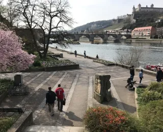Uferpromenade mit blühenden Bäumen, Fluss, Burg