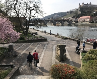 Uferpromenade mit blühenden Bäumen, Fluss, Burg