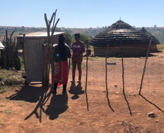 Auf der Abbildung sieht man lokale Bevölkerung in einem Dorf in Estwatini