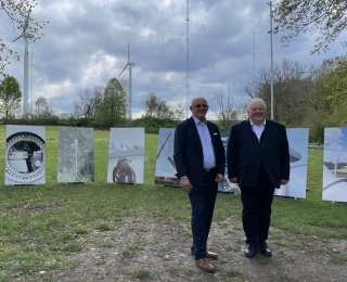 Prof. Dr. Frithjof Staiß und Dr. Alfred Herberg am Windenergietestfeld