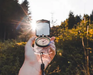 Eine Hand hält einen Kompass zur Orientierung
