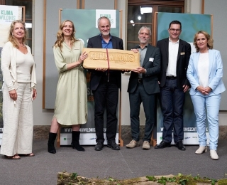 Von links nach rechts: Annette Doerpinghaus (BfN), Jana Planek (KlimaWildnisZentrale), Christian Unselt (NABU-Stiftung Nationales Naturerbe), Dr. Christoph Schenk (Frankfurter Zoologische Gesellschaft), Adrain Johst (Naturstiftung David) und Bundesumweltministerin Steffi Lemke.
