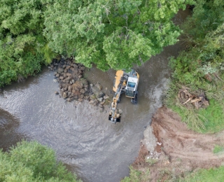 Luftbild einer Baustelle am Fluss
