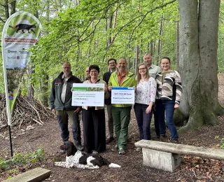 BfN-Präsidentin Sabine Riewenherm übergibt den Förderbescheid an die Projektpartner