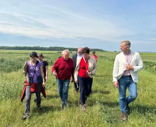BfN-Präsidentin Sabine Riewenherm und Dr. Till Backhaus, Umweltminister Mecklenburg-Vorpommern, besuchen mit Projektleiter*innen renaturierte Kleingewässer