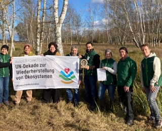 Teilnehmende bei der Auszeichnung des Projektes „Wiedervernässung im Schwäbischen Donaumoos“