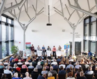 Podium und Gäste beim Gartengespräch in Osnabrück