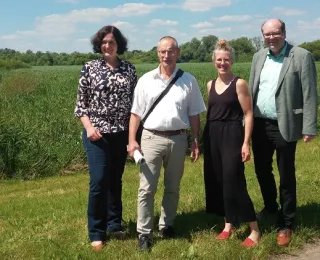 Kathrin Moosdorf (Umweltsenatorin Bremen), Georg Musiol (Projektleiter bei der Stiftung NordwestNatur gGmbH), Rebekka Lemb (Geschäftsführerin Stiftung Nordwest Natur) und Christian Meyer (Umweltminister Niedersachsen) bei der Auftaktveranstaltung an der Unteren Wümme