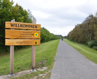 Ein Radweg mit einem Nationalparkschild