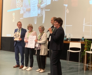 BfN-Präsidentin Sabine Riewenherm überreicht die Auszeichnung