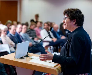 Präsidentin Sabine Riewenherm spricht am Rednerpult auf der Fachtagung