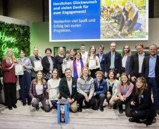 BfN-Präsidentin Sabine Riewenherm gemeinsam mit den Preisträger*innen und Jurymitgliedern des Deutschen Jugend-Naturschutzpreises