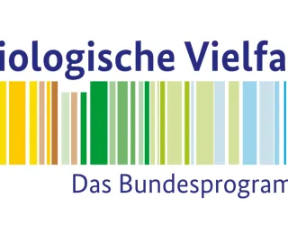 vielfarbiger Barcode mit Textbestandteilen"Biologische Vilefalt" und "Das Bundesprogramm"