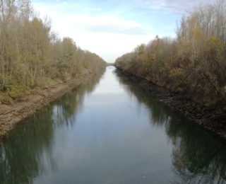 Blick auf einen begradigten und verbauten Flussabschnitt der Iller