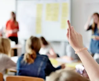 Mehrere Personen sitzen im Unterricht