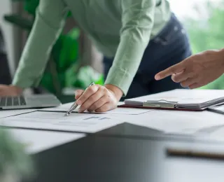 Geschäftsleute prüfen Dokumente und brainstormen