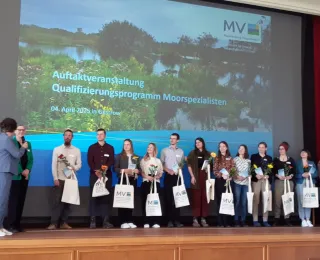 Präsidentin Sabine Riewenherm mit dem ersten, nun startenden Jahrgang der „Moorspezialist*innen“