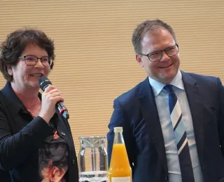 Präsidentin Sabine Riewenherm und Bundesumweltminister Carsten Schneider