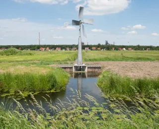In einem Grünlandpolder wurde im Projekt ein Windschöpfwerk errichtet.