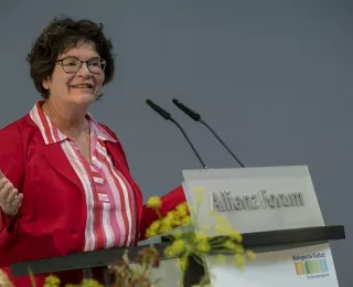 BfN-Präsidentin Sabine Riewenherm spricht ein Grußwort beim UBi Dialogforum 2025