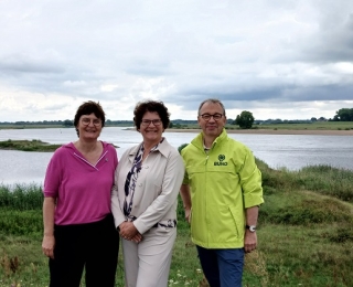 Vertreter des BUND und die BfN-Präsidentin in der Auenlandschaft der Elbe