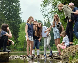 Mädchen an einem Bachufer