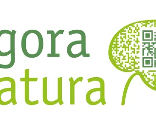 Es wird das Logo von Agora Natura dargestellt mit einem QR-Code für die Website des Marktplatzes. 