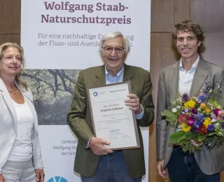 Herrn Friedrich Schiemer erhält von Anette Doerpinghaus den Wolfgang Staab Naturschutzpreis