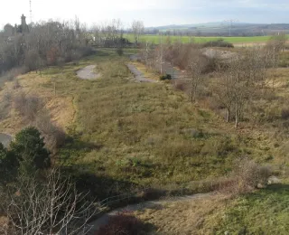 Blick von oben auf eine Landschaft mit Trockenrasen