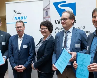 Vertreter von NABU, WSV und Land-Baden-Württemberg unterzeichnen Vereinbarung. Mit dabei BfN-Präsidentin Sabine Riewenherm
