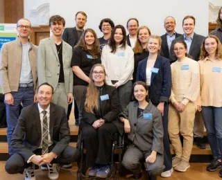 Gruppenbild der Gewinner*innen und Jurymitglieder