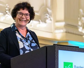 Präsidentin Sabine Riewenherm am Rednerpult 