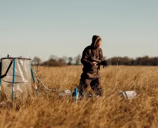 Ein Mann untersucht mit Geräten das Königsmoor