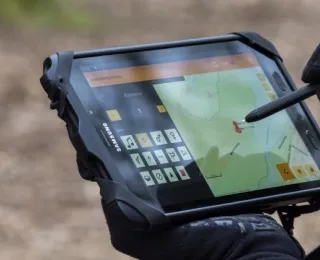 Das Foto zeigt die Dateneingabe in die NaturaList App auf einem Tablet; Ort: Münster, Wald nähe Aasee