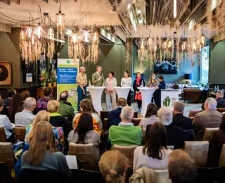 Foto der Podiumsdiskussion vor Publikum beim Gartengespräch im Zoo Berlin. 