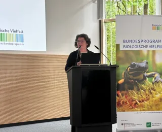 BfN-Präsidentin Sabine Riewenherm steht am Rednerpult beim NBS-Forum
