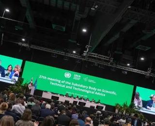 A plenary hall full of international delegates, seen from the back of the room. There is a large screen in front of them reading "27th Meeting of the Scientific Body on Technical and Technological Advice, Panama City, 20-24 October 2025". 