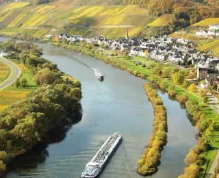 Blick von oben auf die Mosel mit Schifffahrt