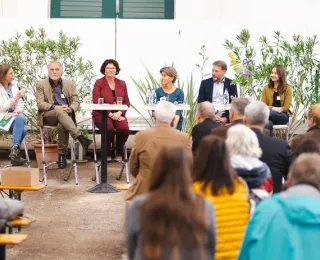 Teilnehmende der Podiumsdiskussion beim Gartengespräch München