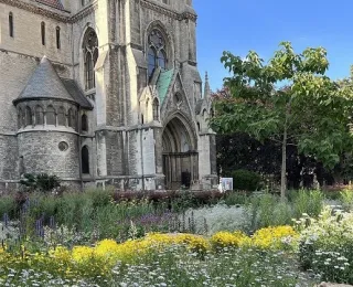 Eine Kirche mit blühenden Blumen