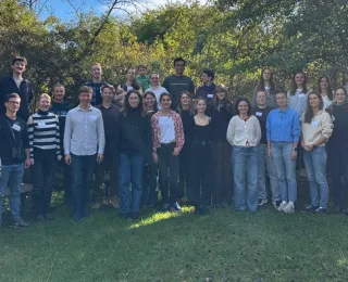Teilnehmende der Interdisziplinären Wissenschaftstagung zur Biodiversitätsforschung positionieren sich für ein Gruppenbild
