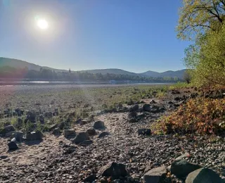 Ein trockenes Flussbett bei sonnigem Wetter 