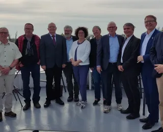 BfN-Präsidentin Sabine Riewenherm steht mit Vertretern von BUND, NABU, Ländern und Kommunen auf einem Schiff